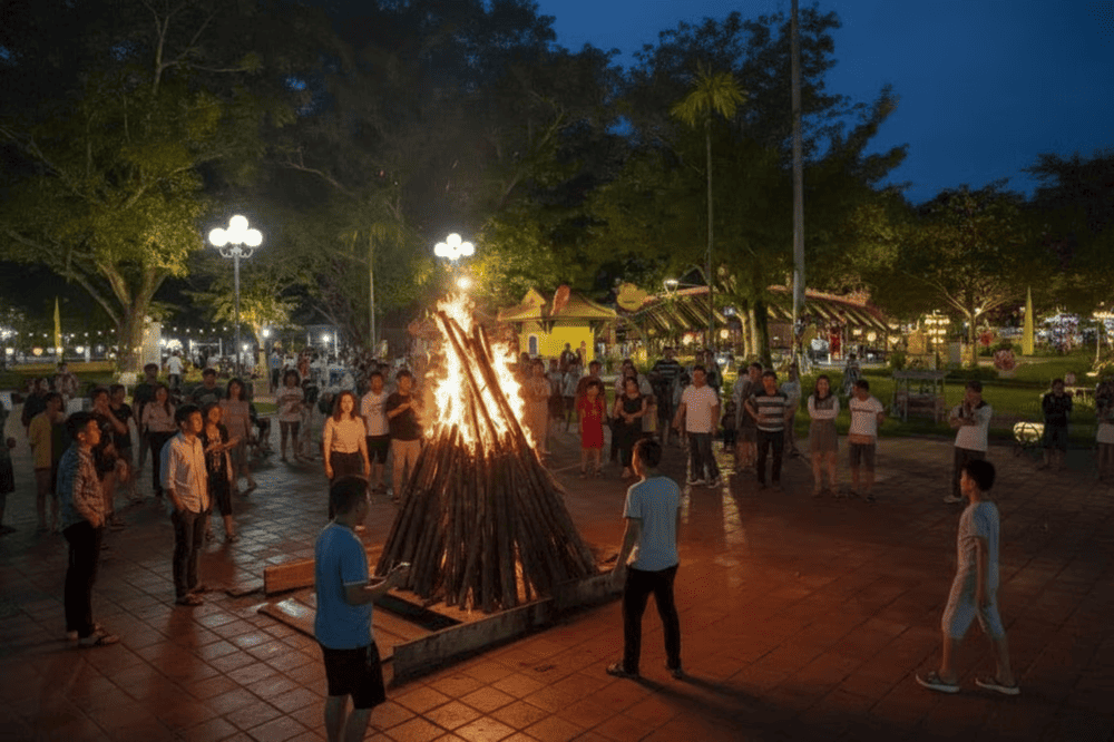 Đốt lửa trại và tham gia các hoạt động cộng đồng tại chợ đêm cầu ngói Thanh Toàn